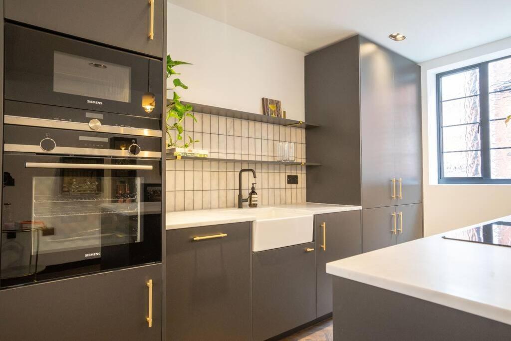 Chic Centre Penthouse Apartment *